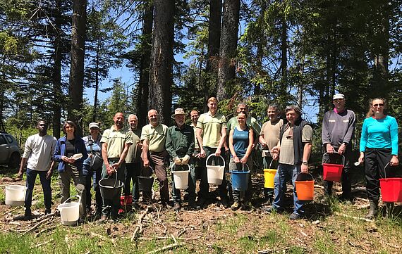 Photo de L'équipe de scientifiques et forestiers pour réaliser l'amendement -  juin 2023