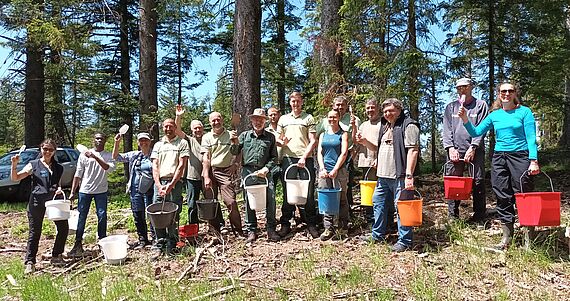 Photo de l'équipe de scientifiques et forestiers pour réaliser l'amendement -  juin 2023